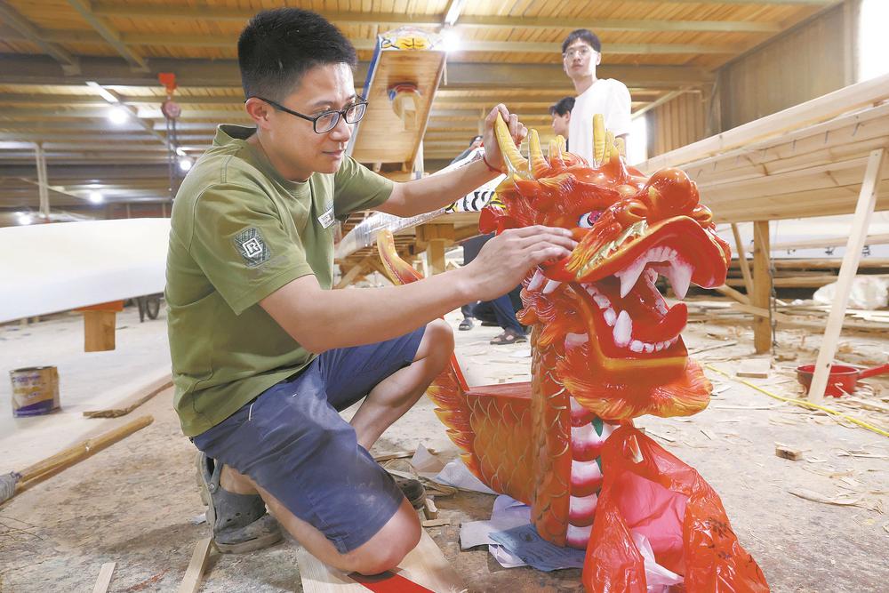 造龙舟 迎端午