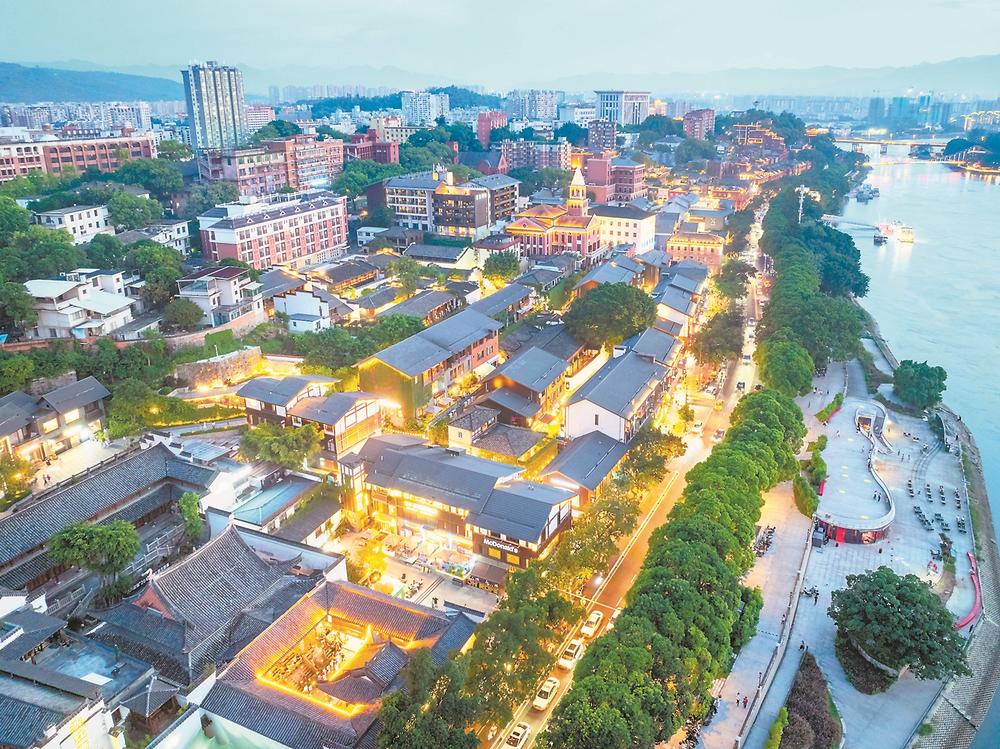 福州市烟台山历史文化街区夏夜人流如织
