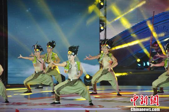 图为演出现场 张实荐 摄
