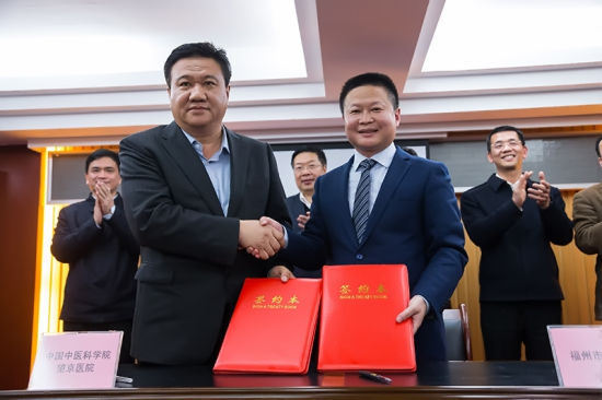 中国医学科学院望京医院院长朱立国（左）与福州市中医院院长张俊芳（右）现场签订“一带一路”协作医院框架合作协议