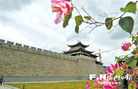 远望城门楼。