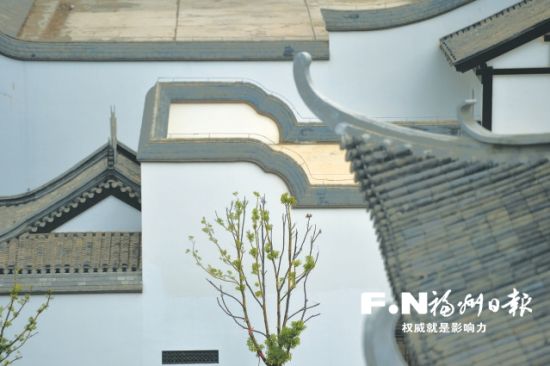 小镇街区建筑古色古香。