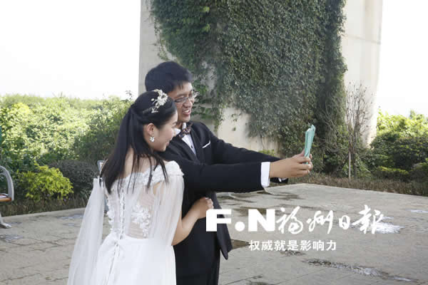 花海公园拍婚照 百对新人秀恩爱