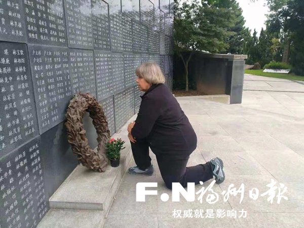 福州抗日志士纪念墙前 美国抗战老兵后人致敬英雄