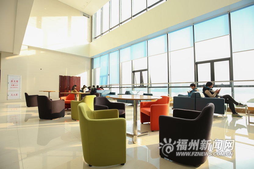 在福州市图书馆感受“静穆的海浪”