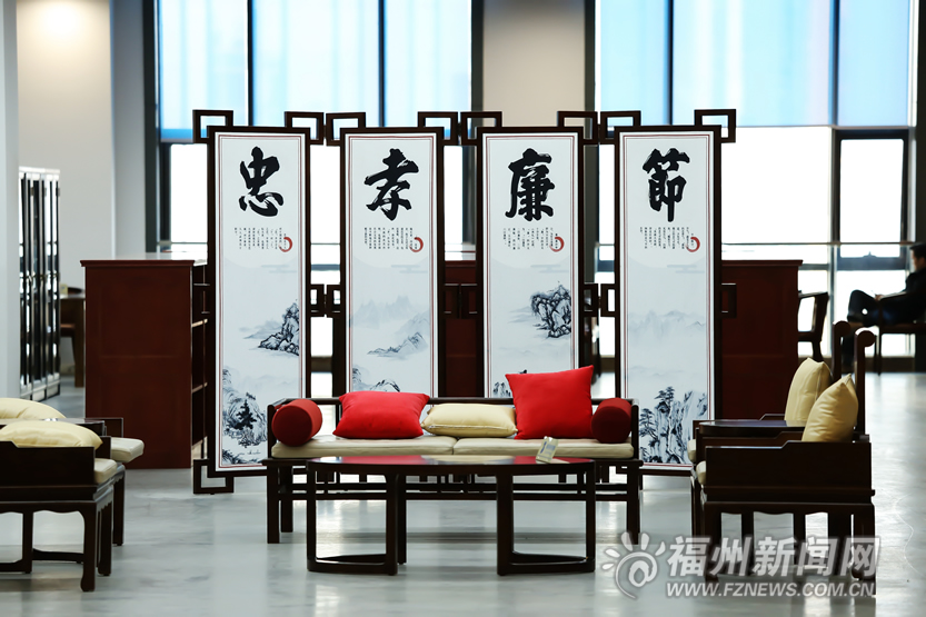 在福州市图书馆感受“静穆的海浪”