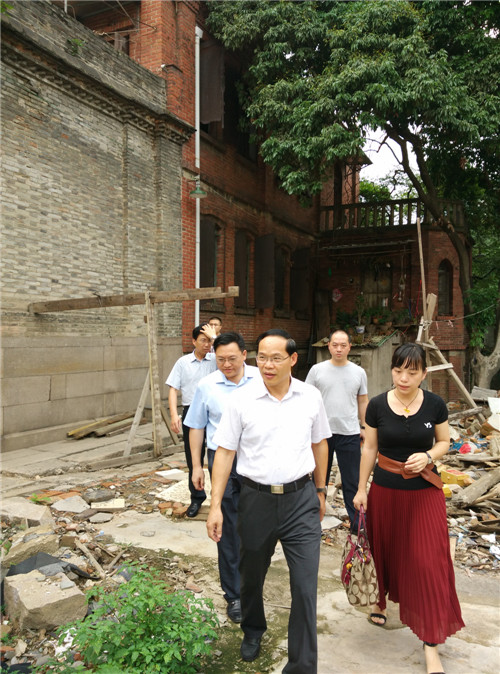 6月4日,王命瑞主任(前左)、宋建兴副调研员及有关同志在台江区委常委李强(后左)、台江区委党史办主任高敏(前右)等陪同下调研中共闽浙赣省委福州太平山联络总站旧址.jpg