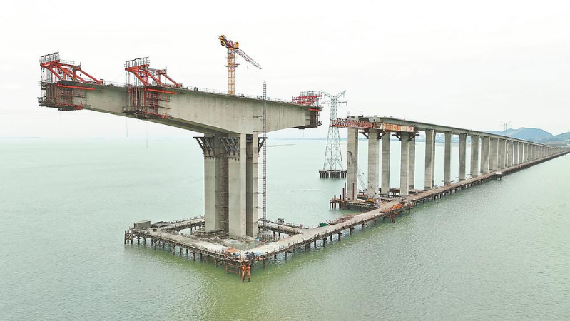 建设中的东港特大桥