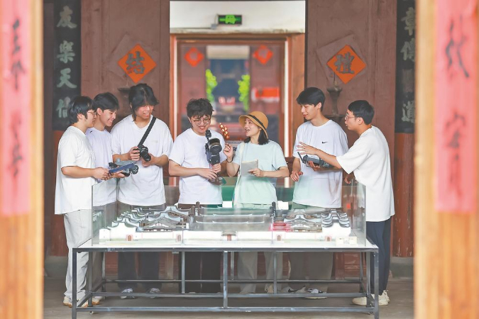 福州外语外贸学院古厝文化研究中心师生开展宏琳厝古民居全维度数字场景测绘扫描